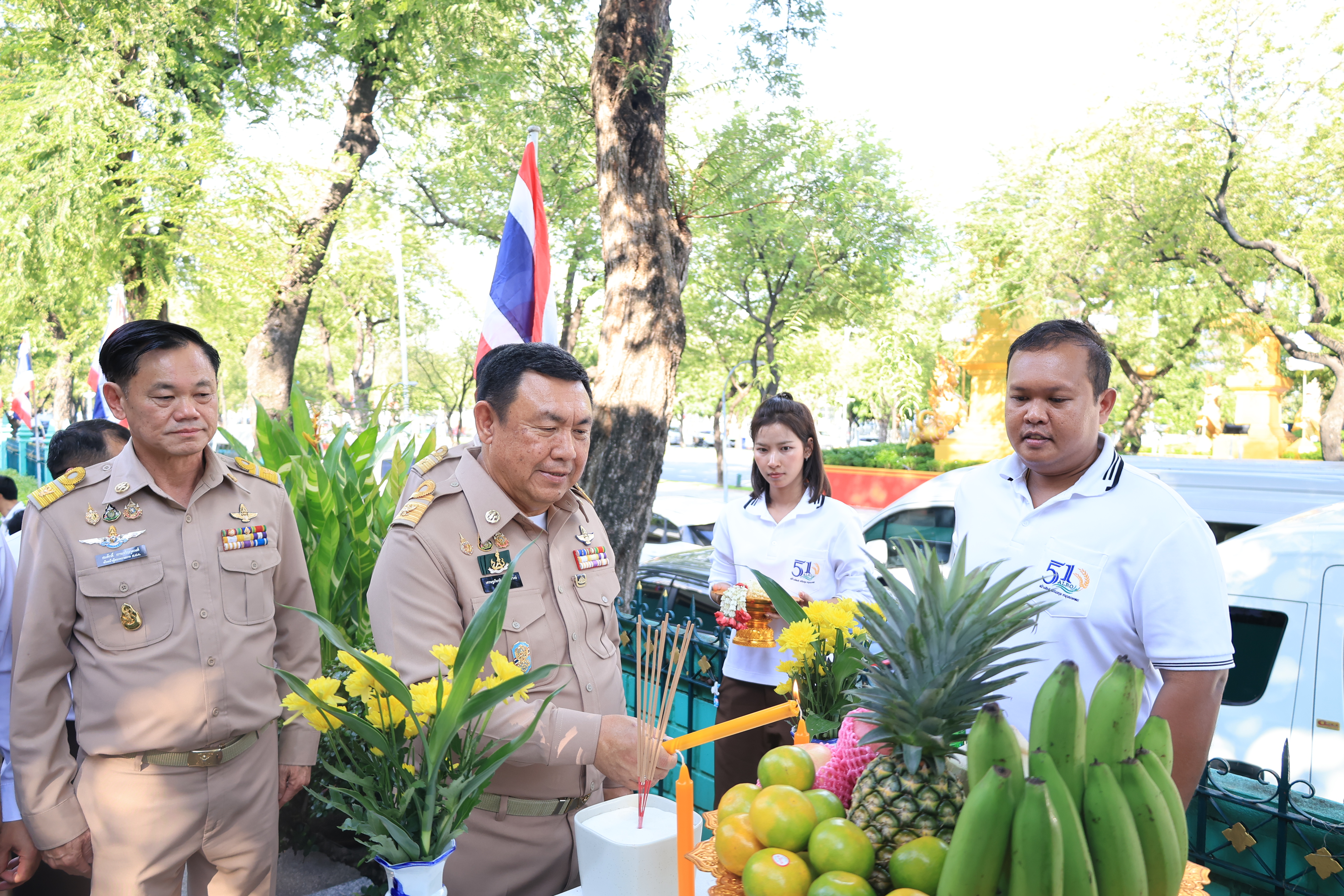 title - เลขาธิการ ส.ป.ก. และผู้เกษียณอายุราชการ สักการะสิ่งศักดิ์สิทธิ์ประจำ กระทรวงเกษตรและสหกรณ์ และ สำนักงานการปฏิรูปที่ดินเพื่อเกษตรกรรม เนื่องในโอกาสเกษียณอายุราชการ